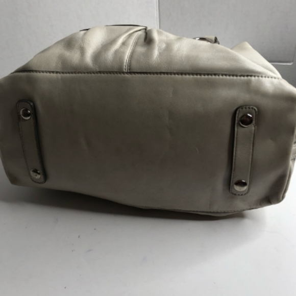 Coach bag medium size tan color.  Excellent shape - Picture 6 of 8